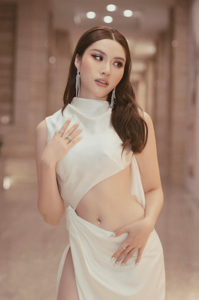 Diện những thiết kế cắt xẻ, người đẹp phô trọn đường cong cực gắt cùng cơ bụng săn chắc.