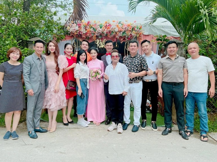Đám cưới của nam diễn viên được tổ chức tại quê nhà miền Tây với sự có mặt nhiều nghệ sĩ.