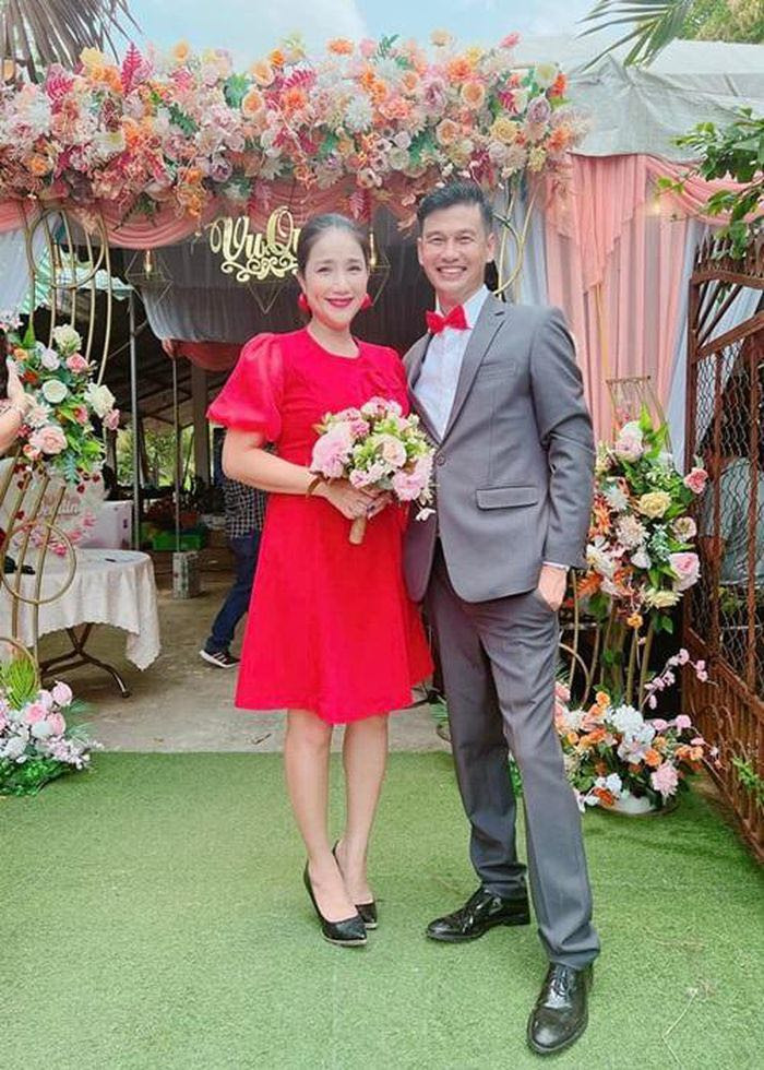 Tiết Cương lên xe hoa ở tuổi 49, nhắn gửi tới bà xã: 'Cô dâu chính là người đẹp ngủ trong rừng của tôi' Ảnh 6