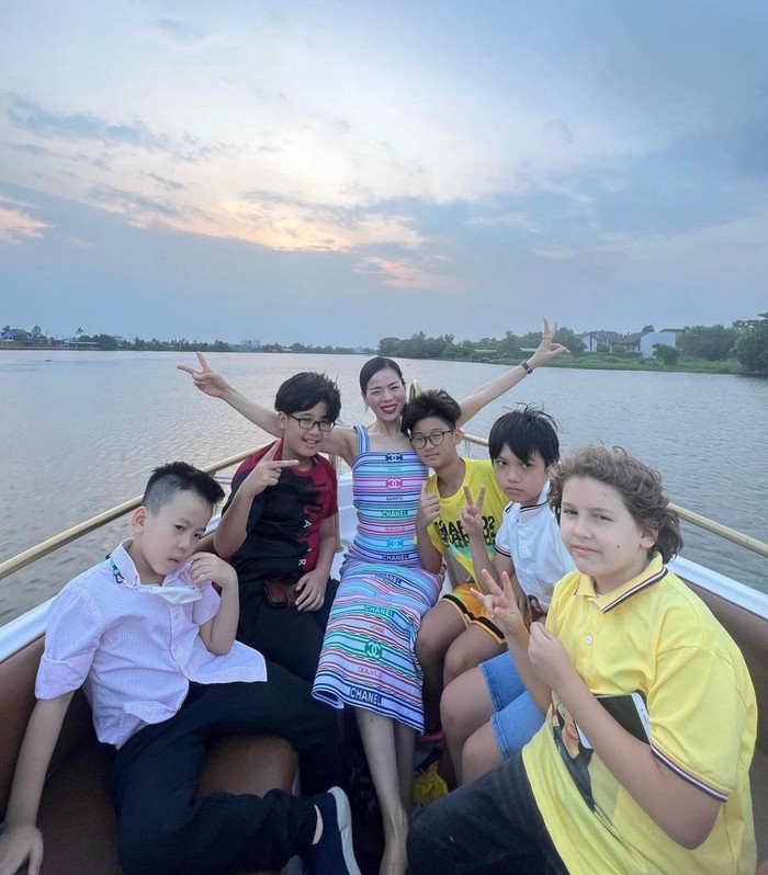 Trong bữa tiệc sinh nhật con trai, Lệ Quyên trưng diện đồ hiệu chiếm spotlight.