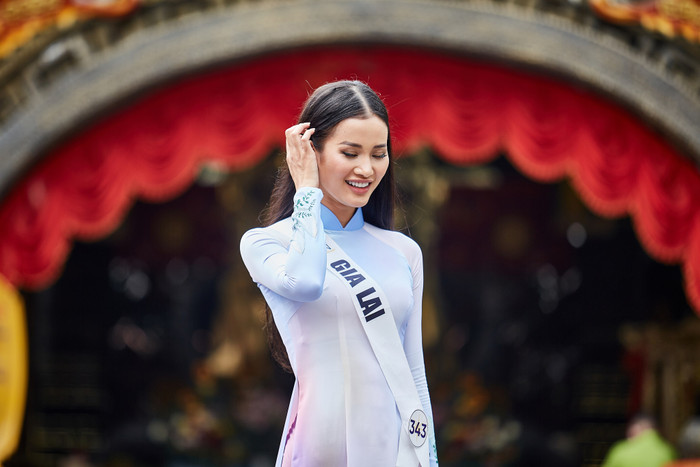 Lê Hoàng Phương - Hương Ly - Bảo Ngọc đọ sắc với áo dài nền nã Ảnh 8