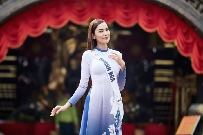 Lê Hoàng Phương - Hương Ly - Bảo Ngọc đọ sắc với áo dài nền nã Ảnh 12