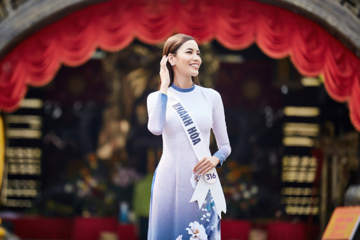 Lê Hoàng Phương - Hương Ly - Bảo Ngọc đọ sắc với áo dài nền nã Ảnh 11