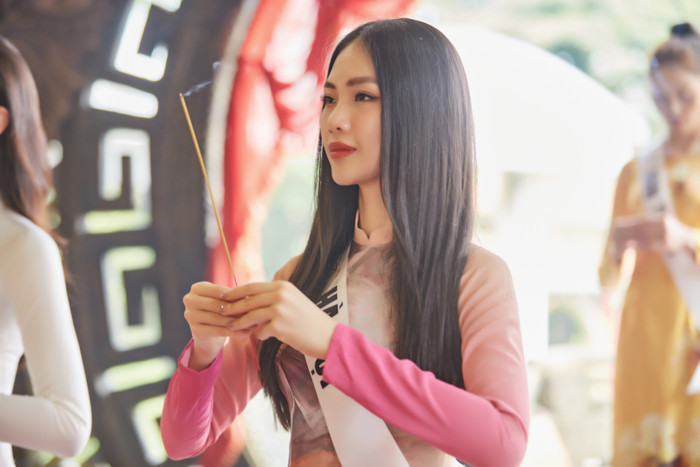 Lê Hoàng Phương - Hương Ly - Bảo Ngọc đọ sắc với áo dài nền nã Ảnh 7