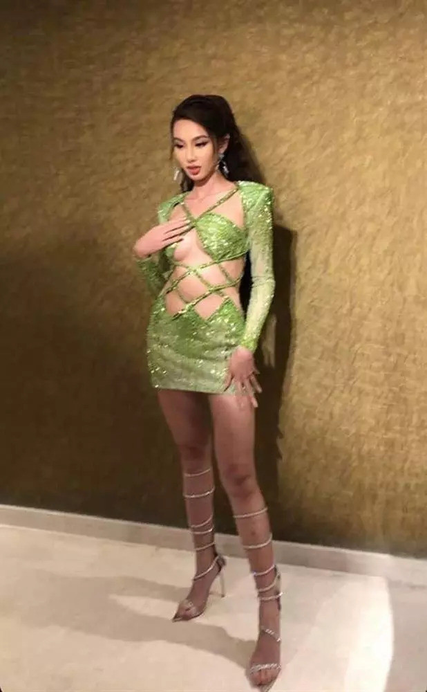 Tiếp theo là chiếc váy với phần dây chằng chịt trước vòng 2, dù Thùy Tiên sở hữu thân hình chuẩn cũng không thể 'cứu cánh' bộ đồ 