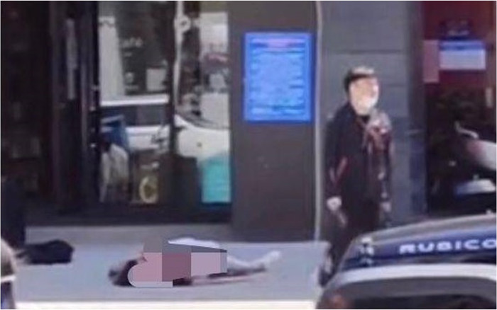 Nạn nhân nằm gục trước cửa khách sạn, còn nghi phạm vẫn ung dung tại hiện trường sau khi ra tay. Ảnh: Sohu