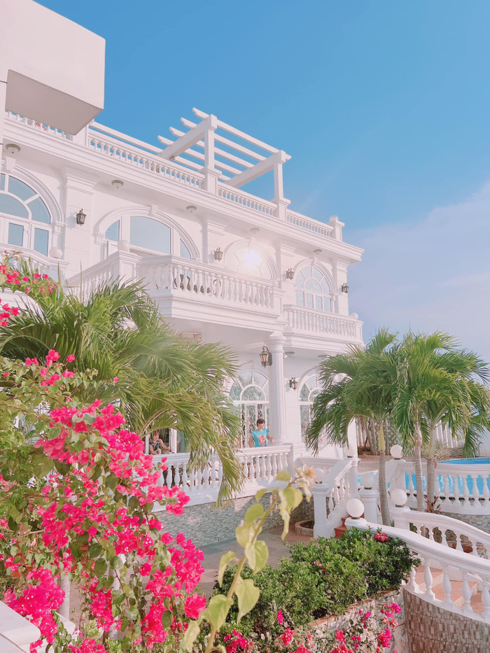 Biệt thự của nam ca sĩ được xây dựng với phong cách cổ điển