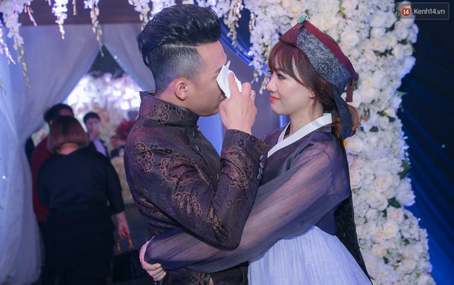 Muôn kiểu tổ chức đám cưới sao Việt: Người chi tiền tỷ làm 'tiệc cổ tích', người giản dị rước dâu bằng đò Ảnh 8