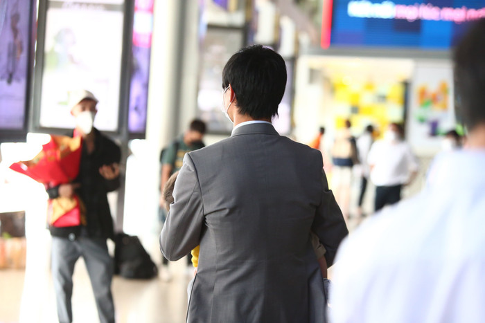 Công Phượng bế con trai đang ngủ ở sân bay.