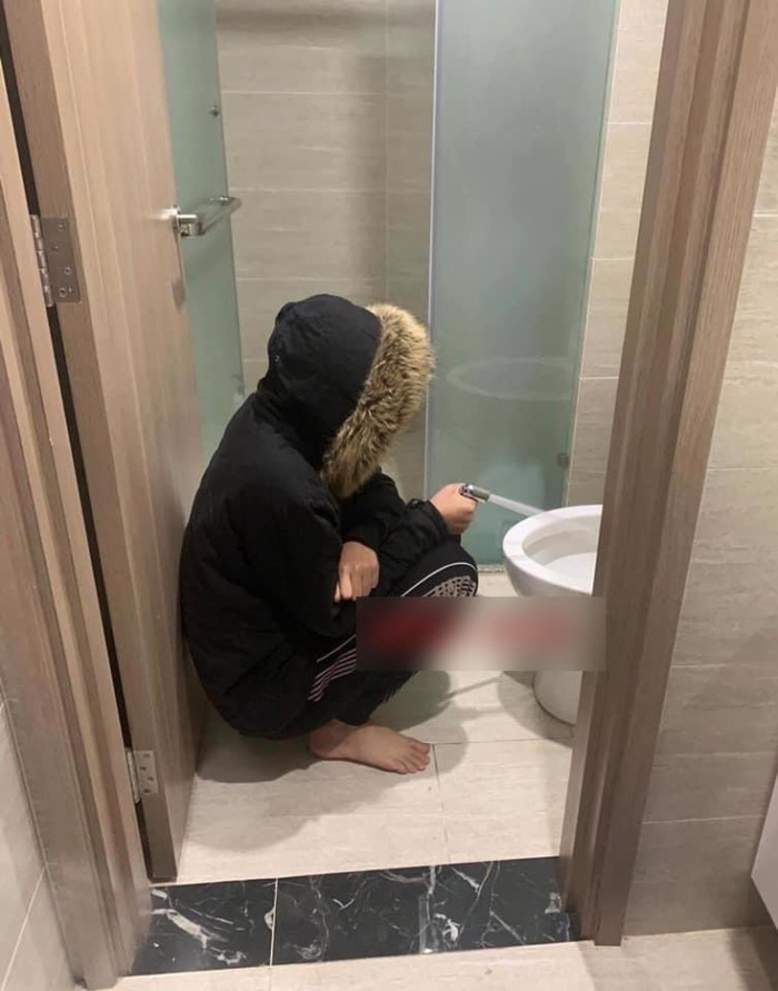 Người đàn ông bị vợ bắt xin lỗi bệ xí vì đi vệ sinh quên xả nước