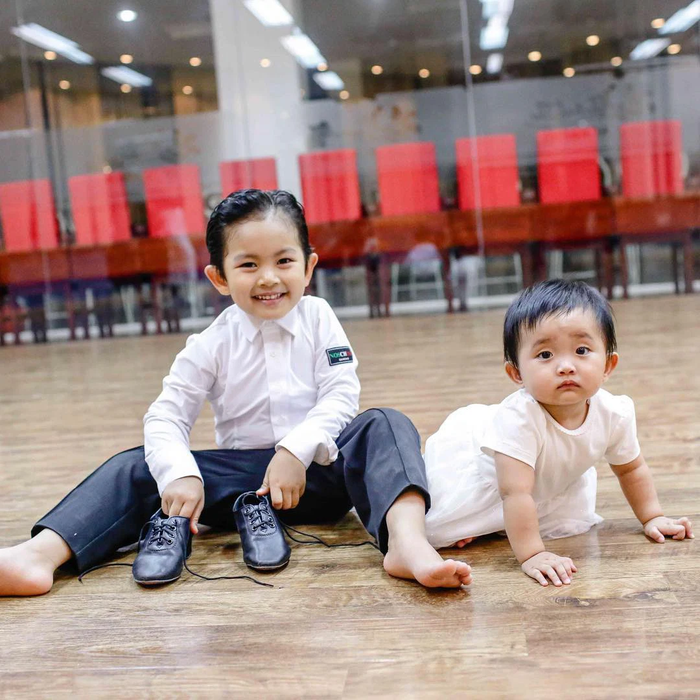 Nhóc tỳ thừa hưởng gen nghệ thuật từ nhỏ: Quý tử nhà Thúy Diễm catwalk, Leon - Lisa đóng quảng cáo Ảnh 5