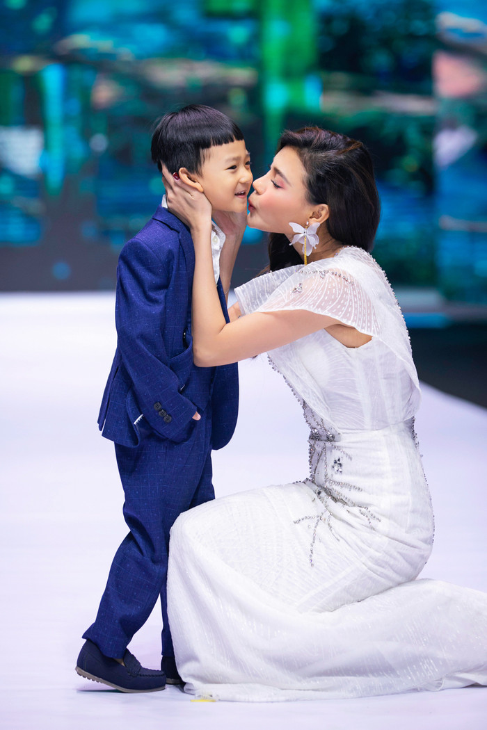 Nhóc tỳ thừa hưởng gen nghệ thuật từ nhỏ: Quý tử nhà Thúy Diễm catwalk, Leon - Lisa đóng quảng cáo Ảnh 3