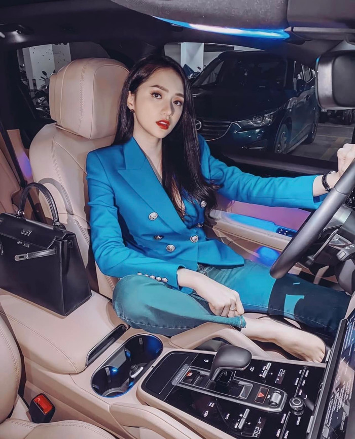 Sự chăm chỉ, nỗ lực trong nhiều năm hoạt động nghệ thuật và hoạt động kinh doanh đã giúp Hương Giang có tiềm lực kinh tế vững vàng như hiện nay