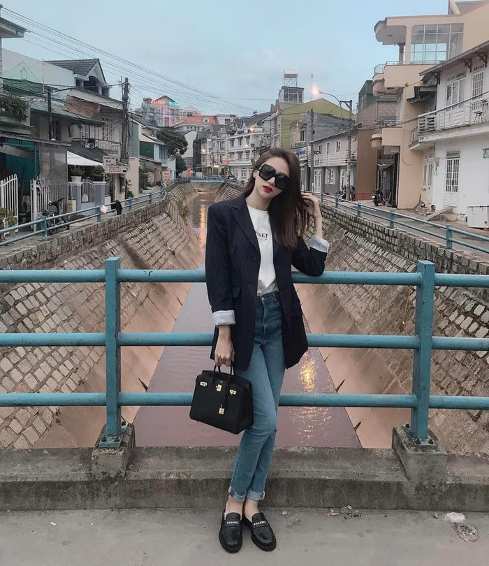 Cô nàng còn hào hứng chia sẻ về giá trị của những chiếc túi hiệu