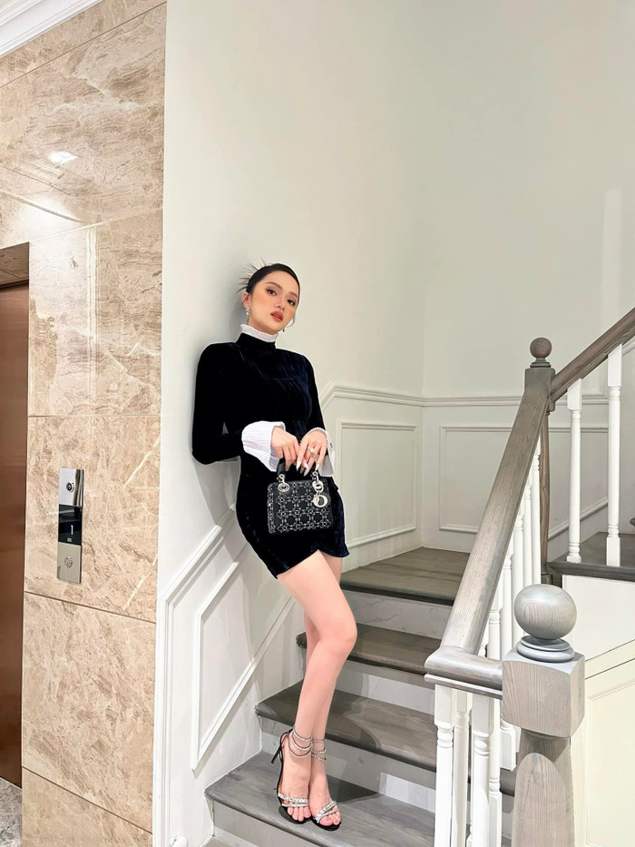 Nhờ vóc dáng quyến rũ và thần thái ngút ngàn, túi hiệu đã khiến nhan sắc của Hương Giang càng lên hương