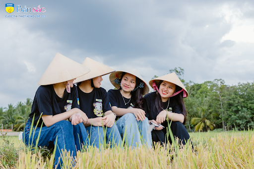 Chọn đồng cỏ là địa điểm chụp hình, teen lớp 12A7 trường THPT Phan Văn Hòa tôn vinh nét đẹp quê hương