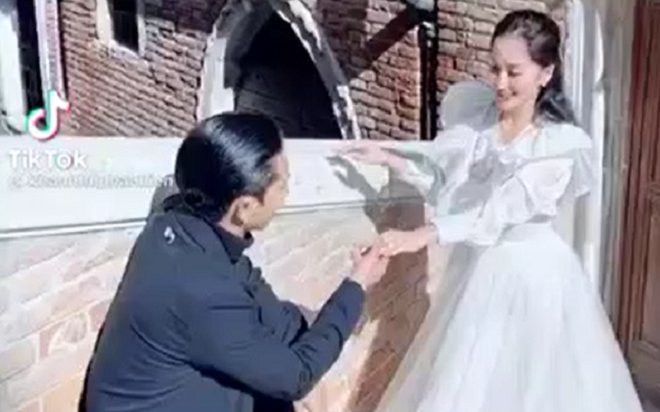 Khánh Thi diện váy cưới, được Phan Hiển cầu hôn bằng nhẫn kim cương ở Ý? Ảnh 2