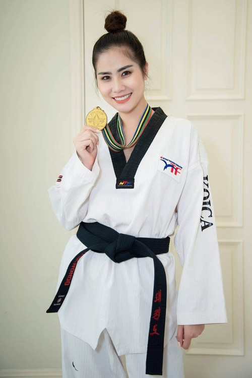 Tuy nhiên vì gặp chấn thương nhẹ nên Hoàng Hạnh đã rẽ hướng sang các cuộc thi sắc đẹp