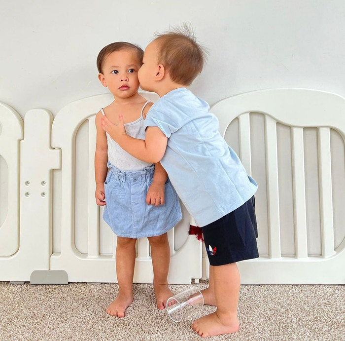 Cặp nhóc tì khiến fan bắn tim liên tục vì quá đáng yêu.