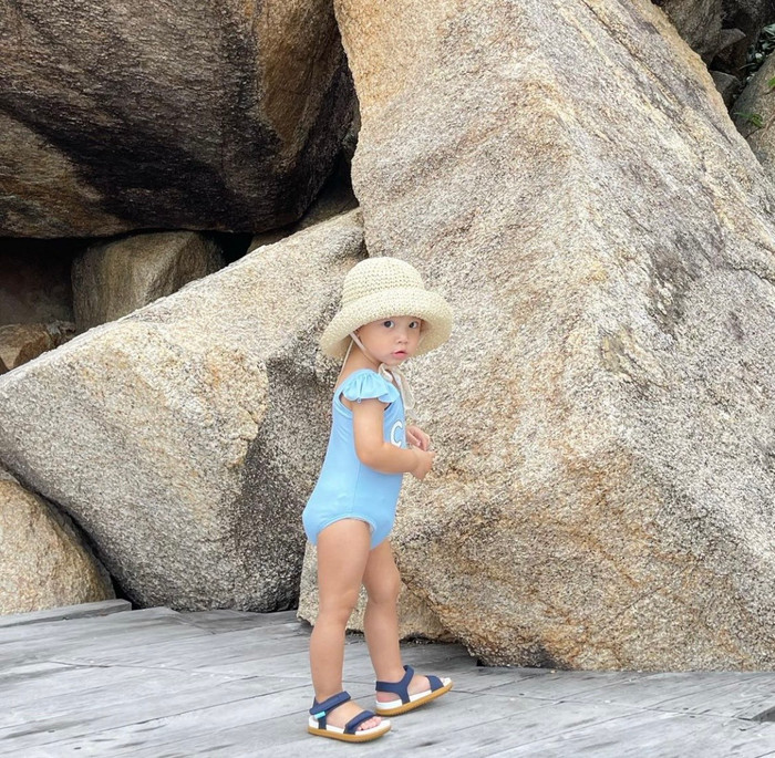 Lisa được dự đoán là mỹ nhân tương lai khi đường nét giống hệt Hồ Ngọc Hà. Cô bé thường xuyên được mẹ trưng diện khi đi chơi kèm biểu cảm đậm chất hài hước.