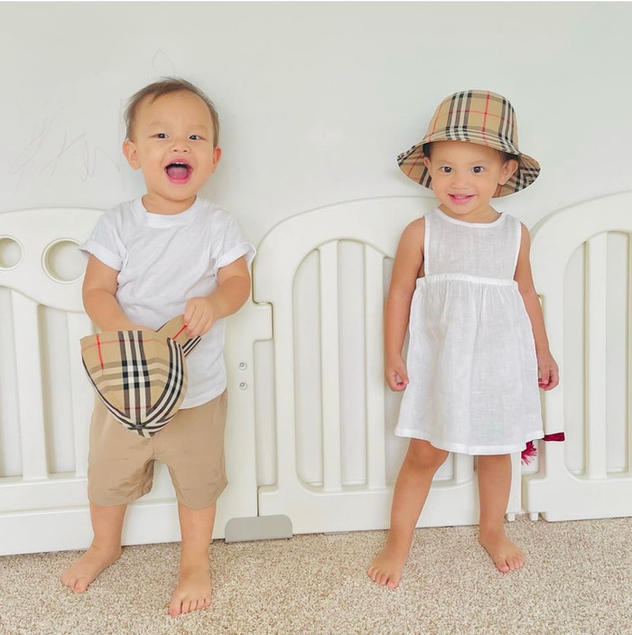 Ái nữ Lisa nhà Hồ Ngọc Hà đội tóc giả đáng yêu muốn xỉu, biểu cảm thế nào mà gây sốt? Ảnh 2