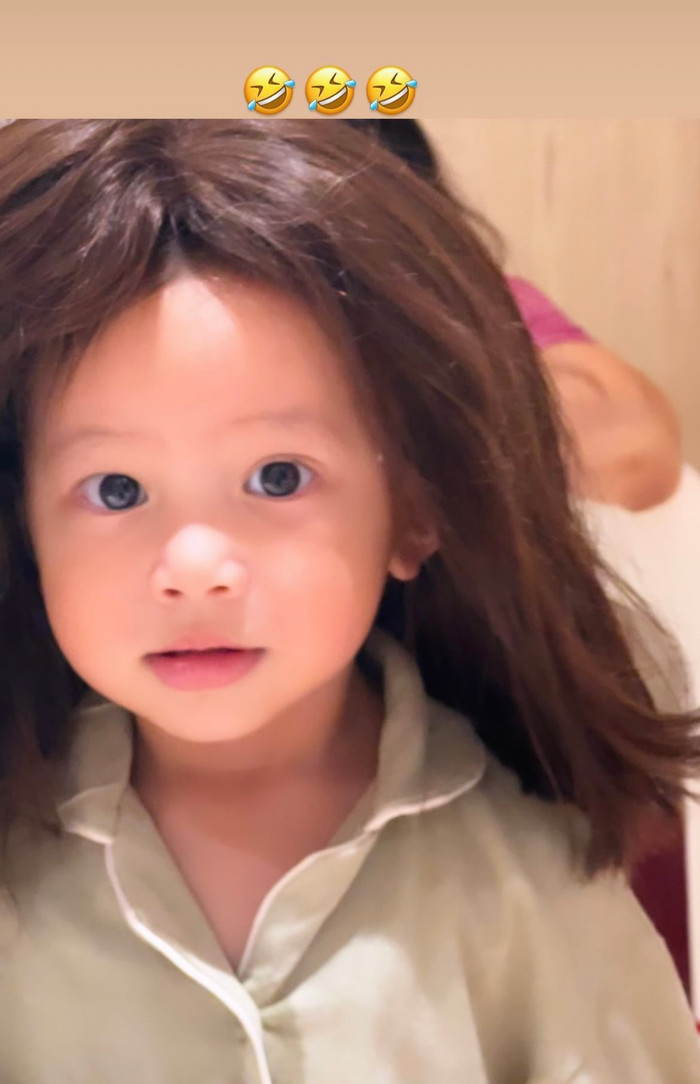 Lisa lộ biểu cảm 'ủa, chuyện gì đây?' làm netizen phì cười không ngớt. Ái nữ nhà Hà Hồ gây sốt với biểu cảm đáng yêu khi bị mẹ Hà cho đội tóc giả. 