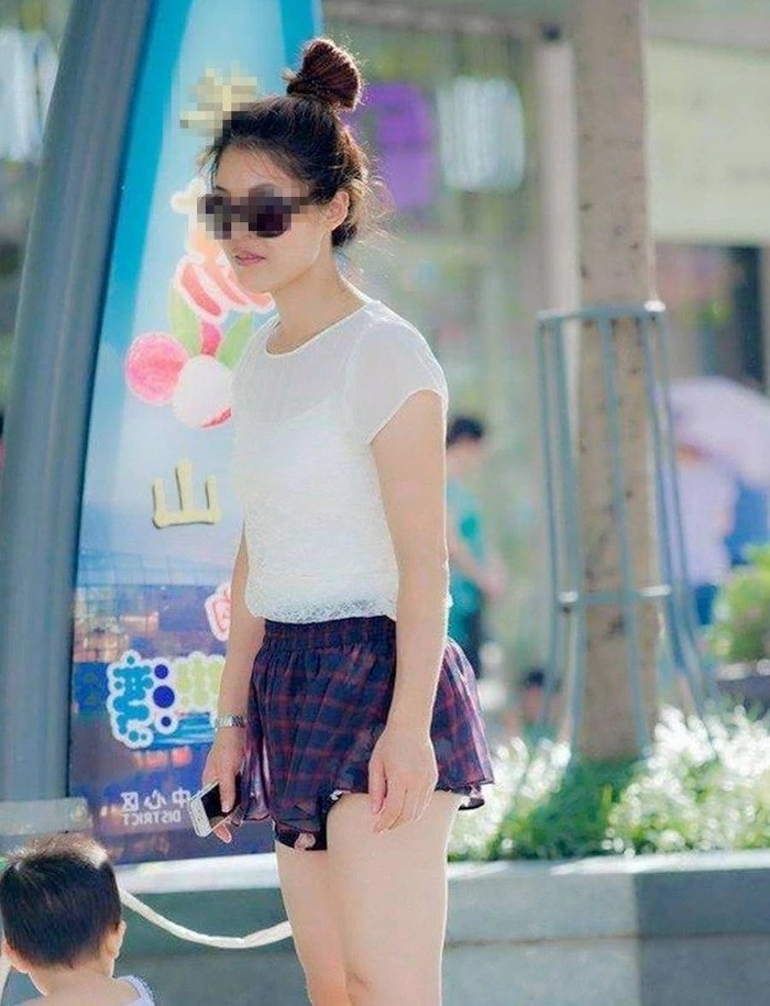 Người mẹ mặc chiếc váy ngắn cũn đi đón con khiến cậu bé có phần xấu hổ với bạn bè. Ảnh minh họa/ Sohu