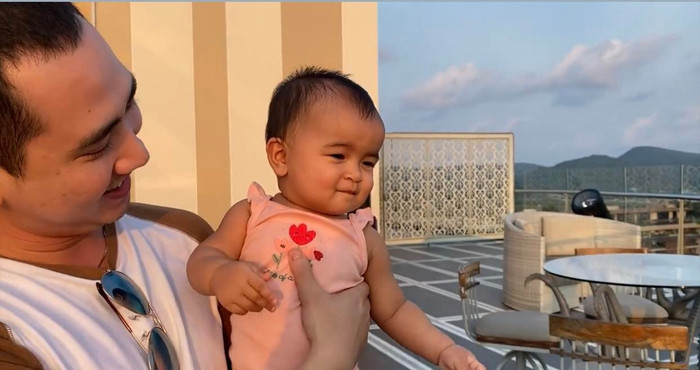 Gương mặt nhóc tỳ được nhận xét 'đậm chất Ấn' và giống bố như 'sao y bản chính'.