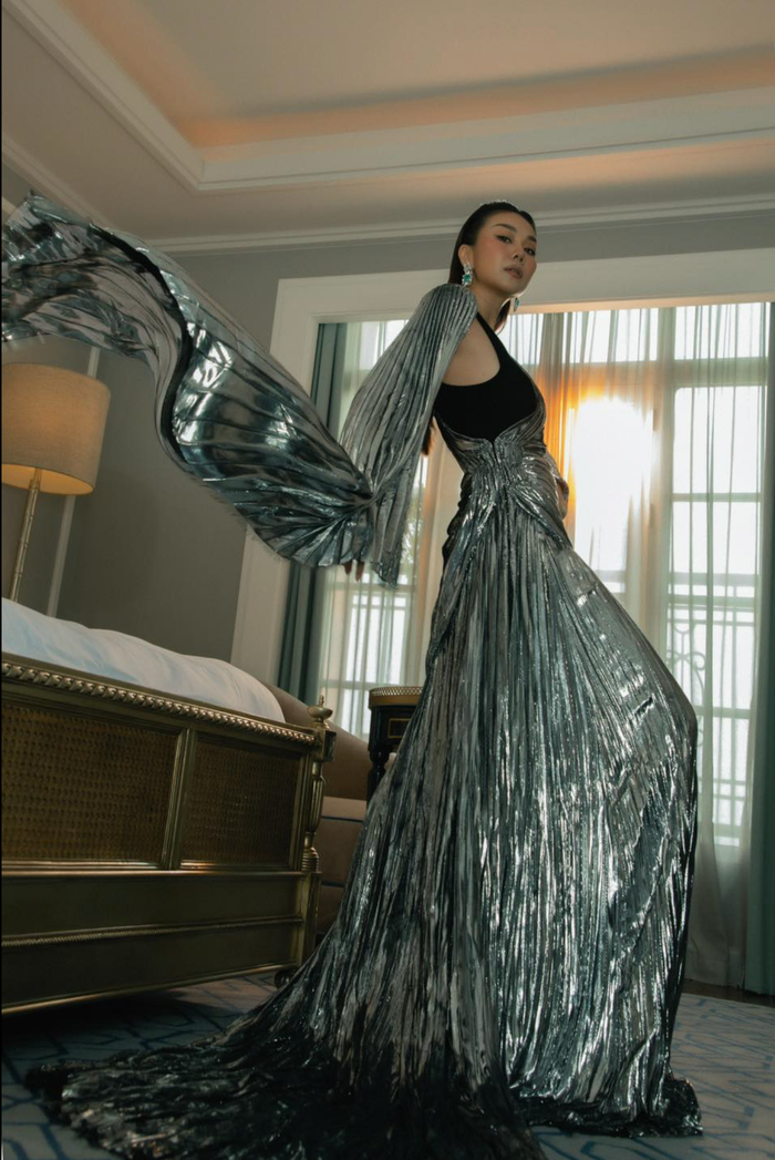 Thanh Hằng quyền lực trong bộ cánh bạc ánh kim.