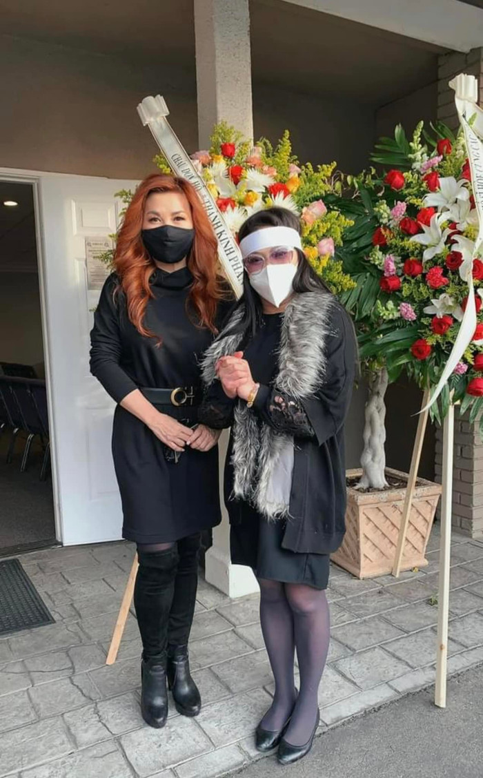 Hình ảnh Trizzie Phương Trinh đến chia buồn cùng Như Quỳnh tại đám tang bố ruột nữ ca sĩ hồi tháng 1