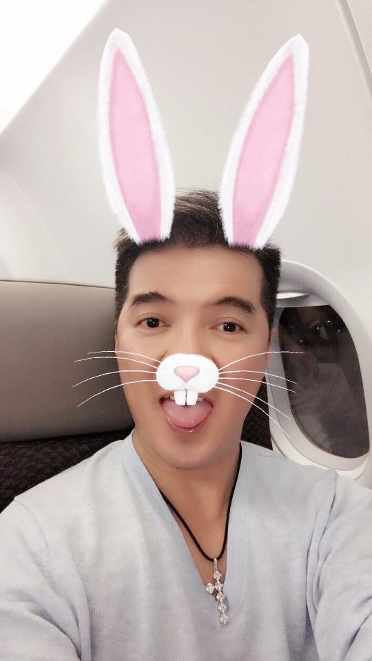 Đàm Vĩnh Hưng hóa thỏ hồng, selfie 'ciute phô mai que' khiến người hâm mộ bật cười. Lâu lắm rồi mới thấy giọng ca Nửa Vầng Trăng khoe ảnh hài hước, lầy lội như thế này trên mạng xã hội.