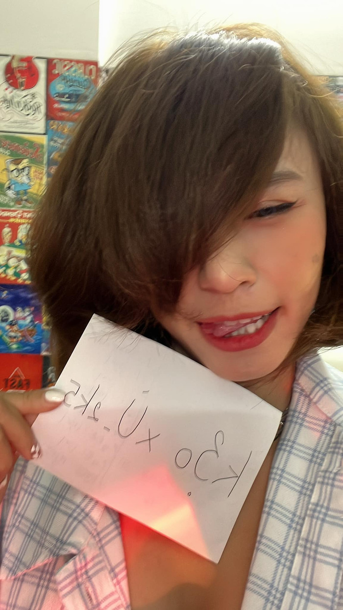 Cây hài Ngọc Phước cũng không nằm ngoài cuộc chơi khi chia sẻ hình ảnh ngày xửa ngày xưa. Mái tóc cho đến câu chữ teencode mà cô sử dụng khiến dân mạng không nhịn được cười.