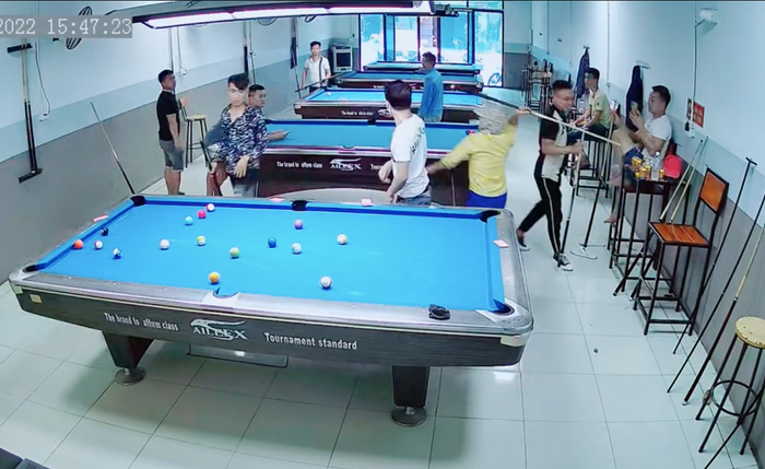 Trong lúc nóng giận, người phụ nữ ném thẳng tay, không nể một ai.