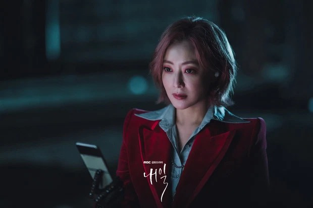Có khi chiếm spotlight với mẫu áo blazer nhung đỏ vừa ngầu vừa sang trọng.
