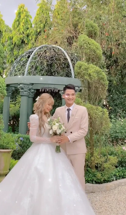 Mạc Văn Khoa và Thảo Vy đều không giấu được sự hạnh phúc khi chụp ảnh cưới