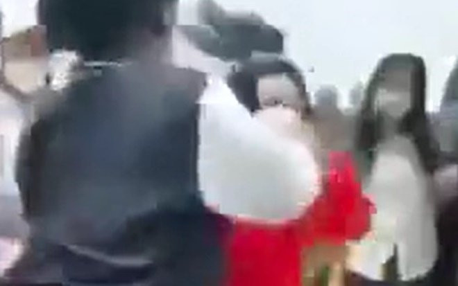Nhóm nữ sinh đánh hội đồng bạn sau buổi học, hàng chục người đứng cổ vũ gây bức xúc Ảnh 2