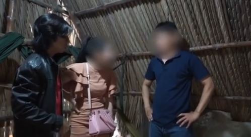 Vợ đi cùng bạn (mặc áo đen) bắt quả tang chồng (áo thun xanh) hẹn hò với người phụ nữ khác trong quán cà phê chòi