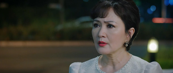 Bà Nhung khi nghe được những lời nói quen thuộc năm xưa bỗng chốc trở nên chết lặng.