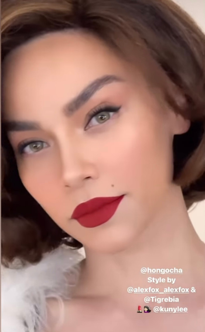 Góp phần tạo nên thành công trong hình ảnh không thể thiếu bước make up mạnh tay.