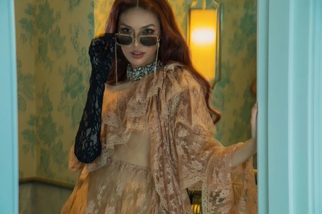 Người đẹp 9X diện đồ hiệu từ đầu đến chân đúng phong cách vợ đại gia toát lên toàn mùi tiền.