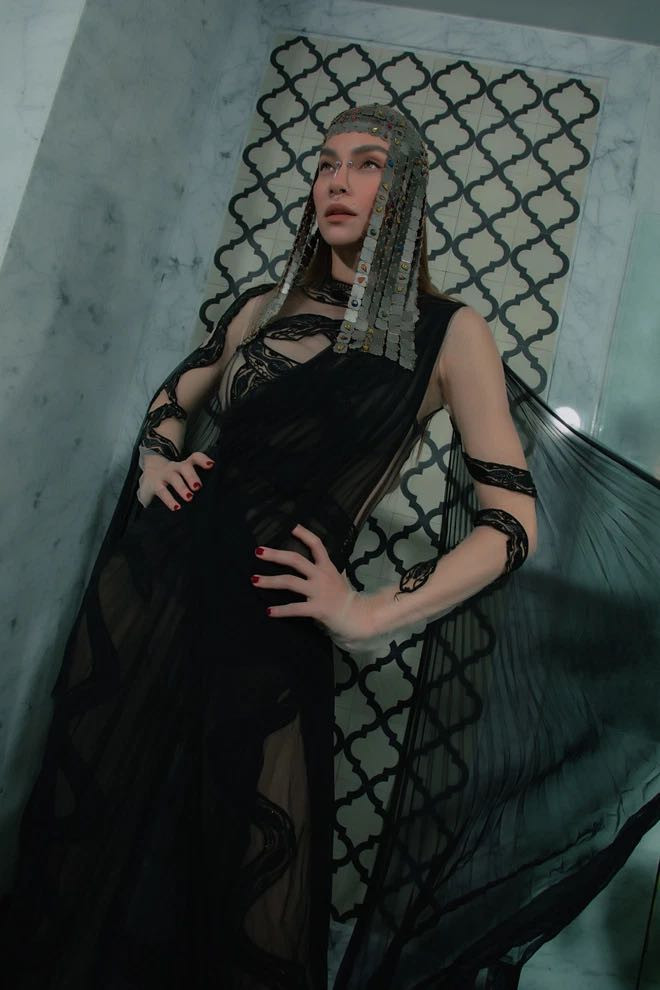 Hà Hồ chọn phong cách thời trang tính và nổi loạn nhất để diện.