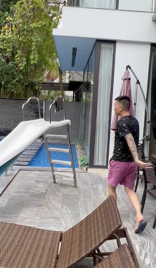 Huấn Hoa Hồng cho rằng ở đây lắp 3 chiếc camera chĩa thẳng xuống bể bơi. (Ảnh: Cắt từ clip).