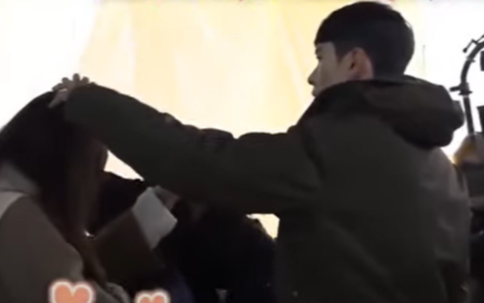 Hyun Bin chỉnh sửa tóc cho Son Ye Jin tại hậu trường Hạ Cánh Nơi Anh.