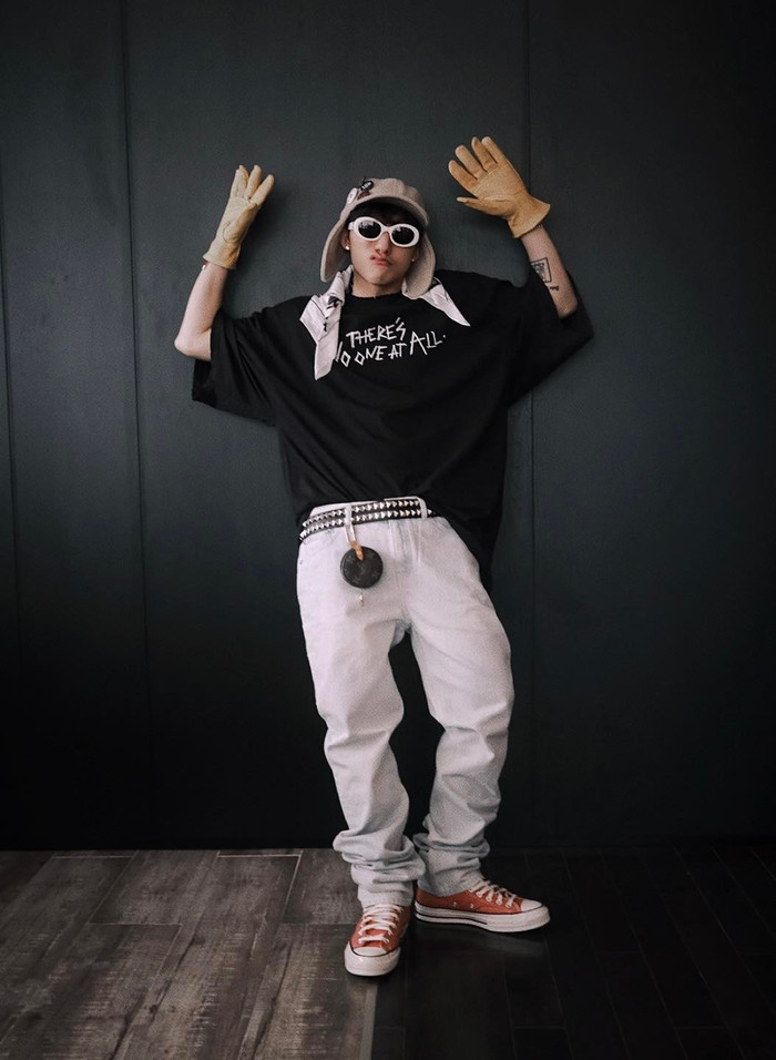 Sơn Tùng đã bị netizen soi ra lỗi khi bán áo quảng bá cho bài hát mới.