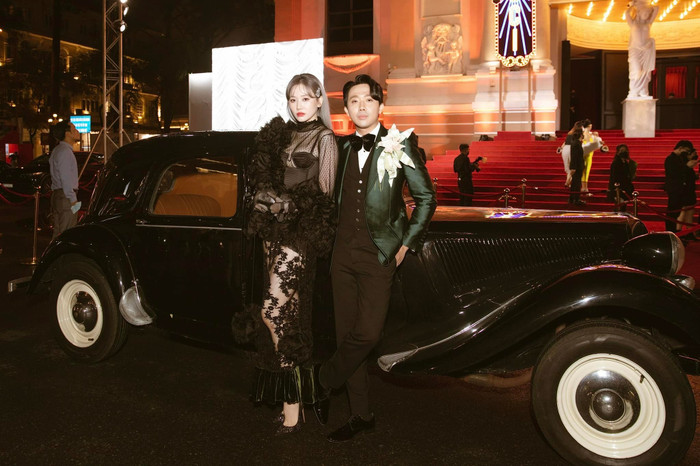 Hari Won - Trấn Thành tự tin tỏa sáng trước ống kính.