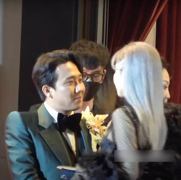 Ánh mắt nhìn Hari Won say đắm không rời của Trấn Thành.