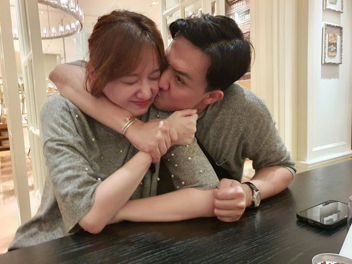 Giây phút ngọt ngào của hai vợ chồng không khó bắt gặp khi ở nhà.