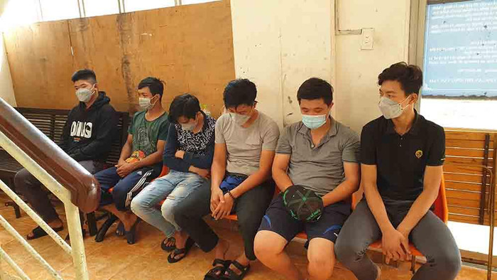 Đội 'Hiệp sĩ đường phố' tự phát tự xưng Cảnh sát hình sự kiểm tra người đi đường