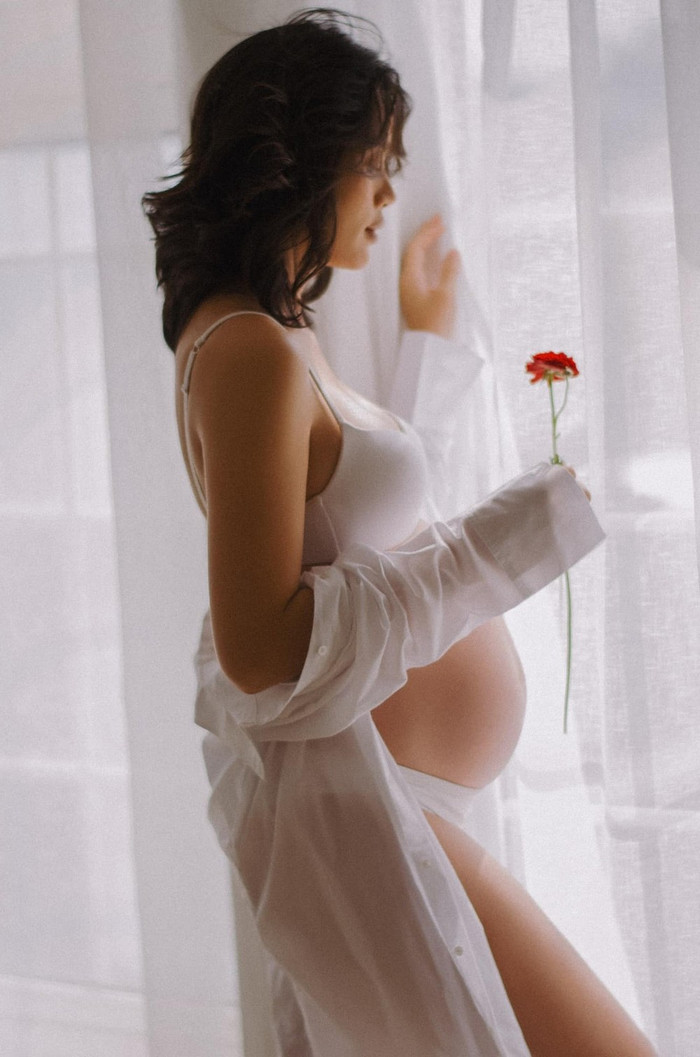 Cựu người mẫu Thu Hiền khoe trọn vóc dáng gợi cảm khi mang thai con đầu lòng.