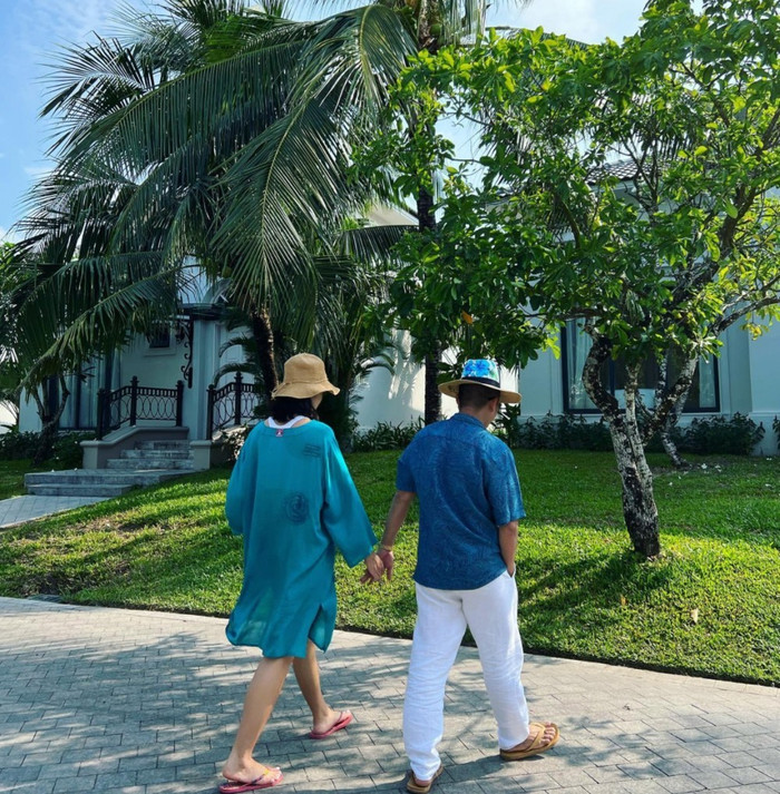 Cô chỉ chia sẻ ảnh chụp chồng từ đằng sau.